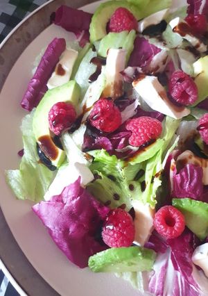 Салат з малиною, авокадо та камамбером