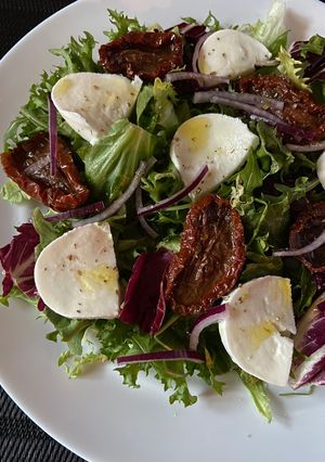 Салат з моцарелою і в'яленими томатами