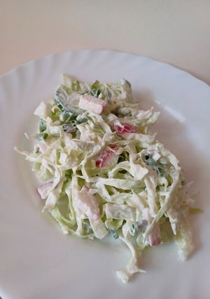 Салат з молодої капусти зі сметаною