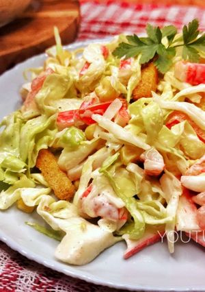 Салат з молодої капусти і помідором