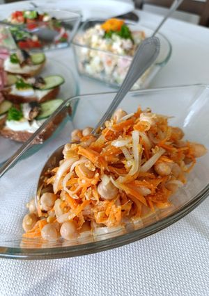 Салат з морквою по-корейськи, нутом та арахісом