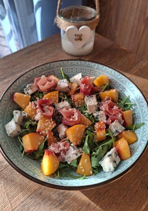 Салат з нектарином та хамоном