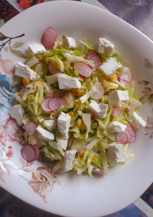 Салат з молодої капусти з фетою