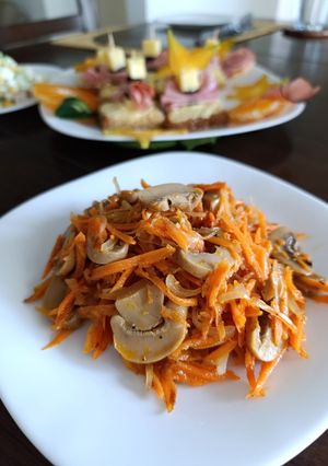 Салат з морквою по-корейськи та смаженими грибами з цибулею