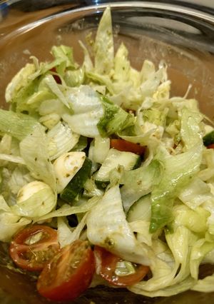 Салат з моцареллою і соусом песто