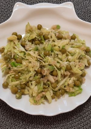 Салат з молодої капусти з авокадо, крилем та горошком