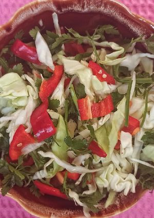 Салат з молодої капусти без цибулі