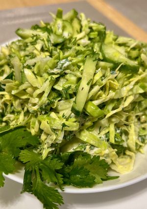 Салат з молодої капусти