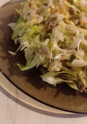 Салат з молодої капусти з насінням гарбуза і соняшника, волоськими горіхами і гірчицею