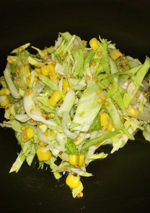 Салат з молодої капусти з кукурудзою