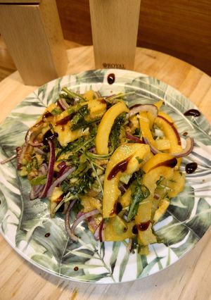 Салат з манго і авокадо