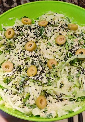 Салат з молодої капусти з зеленою цибулею та листям кульбаби