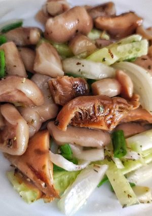 Салат з маринованими грибочками