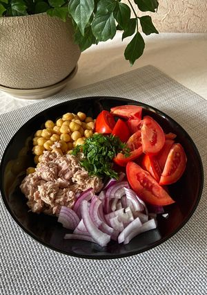 Салат з нутом і тунцем