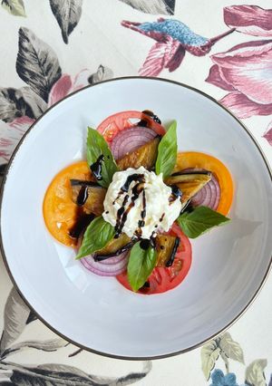 Салат з овочами та страчателлою