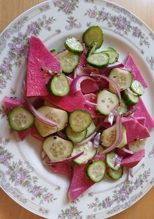 Салат з огірка та редьки в азійському стилі