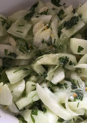 Салат з огірків з цибулею