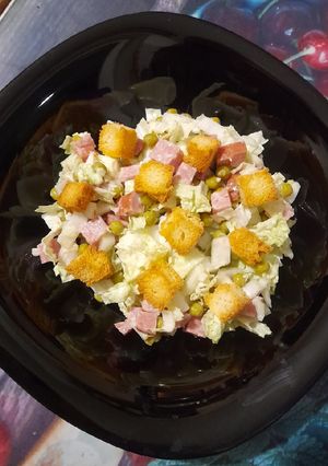 Салат з пекінки, горошку, ковбаски та сухариків