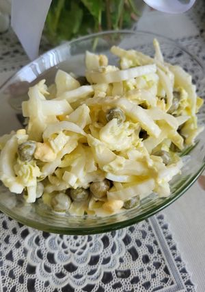 Салат з пекінської капусти та горошку