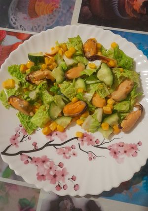 Салат з пекінської капусти з мідіями