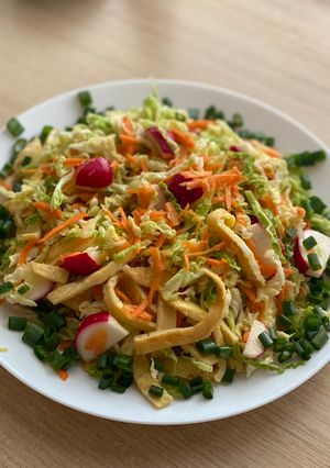 Салат з омлетом з капусти і редиски без майонезу