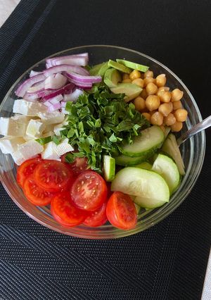 Салат з нутом і авокадо