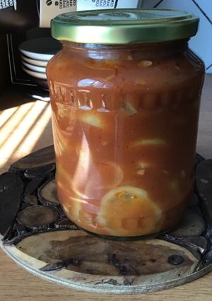 Салат з огірків в томатному соусі