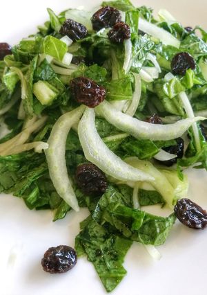 Салат з пекінської капусти з родзинками