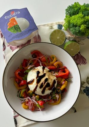 Салат з овочами та буратою