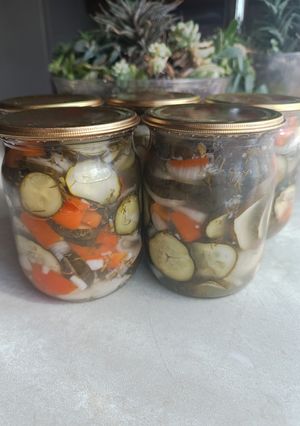 Салат з огірків з перцем і цибулею 