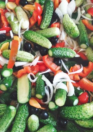 Салат з огірків з маслинами