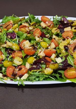 Салат з оливками та твердим сиром