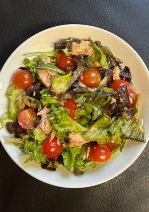 Салат з помідорами та тунцем