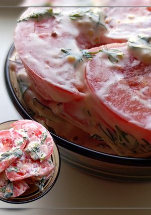 Салат з помідорами, гірчицею, майонезом і зеленню