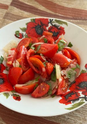 Салат з помідор та базиліку