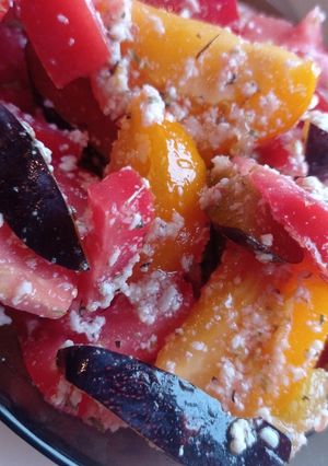 Салат з помідорів і слив 