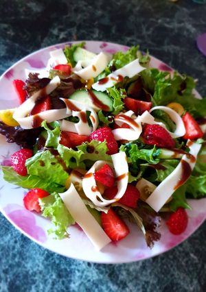 Салат з помідорів з полуницею