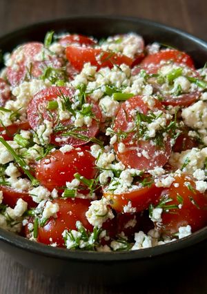 Салат з помідорами та кисломолочним сиром