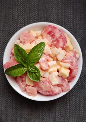 Салат з помідором, яйцем та сиром