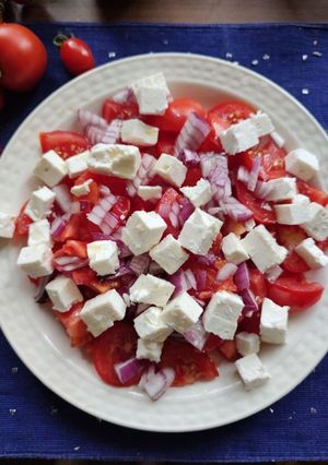 Салат з помідорами та фетою
