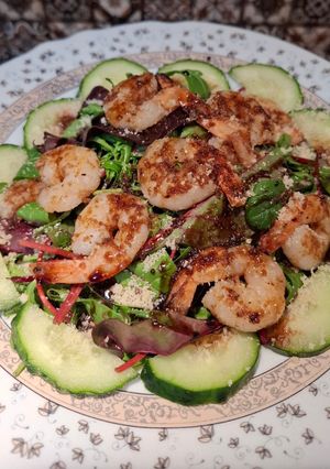 Салат з рукколою, креветками та огірком