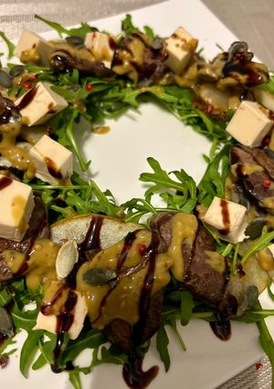 Салат з печінкою та грушею