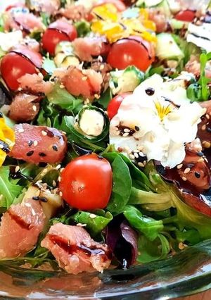 Салат з руколи з тунцем, черрі і ролами з огірка з крем-сиром