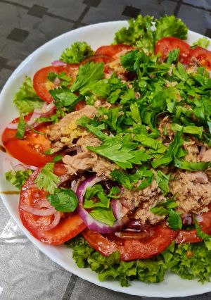 Салат з помідорів з тунцем