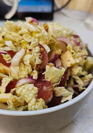 Салат з пекінської капусти і виноградом