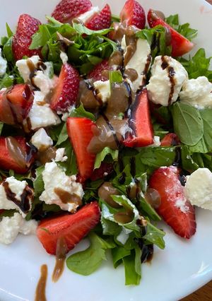 Салат з полуниці і руколи