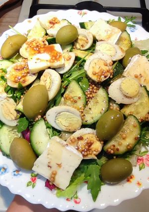 Салат з сиром брі та зеленими оливками