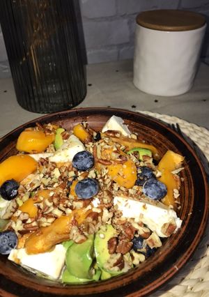 Салат з сиром і хурмою