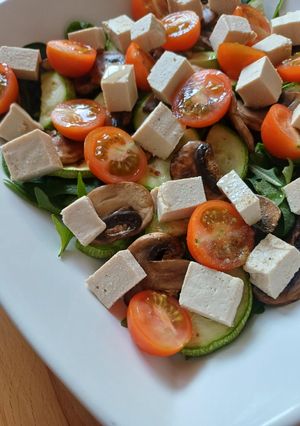 Салат з руколою та тофу