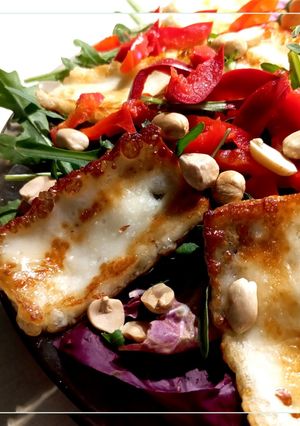 Салат з руколи і болгарського перцю з сиром халумі і арахісом